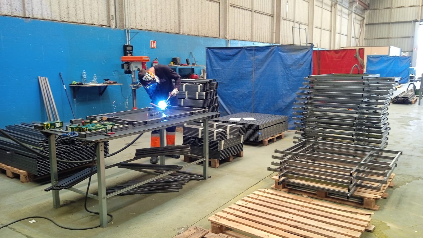 Soldadura de una estructura elevable Artelot en el taller
