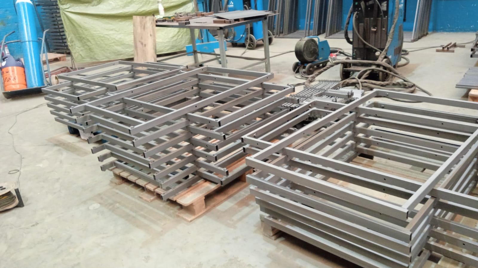 Montaje de camas elevables Artelot en la línea de fabricación